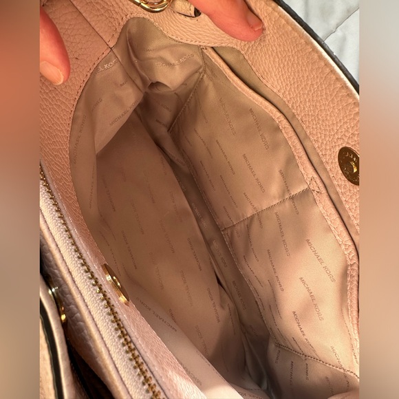 MICHAEL KORS PEBBLED LEATHER SATCHEL WITH CROSSBODY STRAP! - Picture 5 of 9